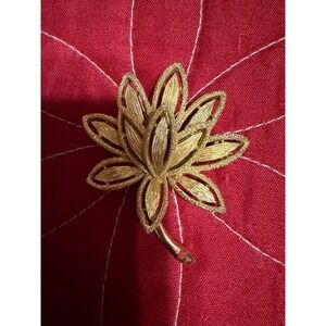 Vintage Avon Gold Tone Maple Leaf Brooch Pin Fashion Jewelry